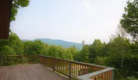 Edelweiss! A Luxurious 5 Bed Ski Chalet 5 Mins to Jay Peak, Vermont