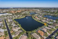 Beautiful 5 Bedroom Pool Home on the Water! - Private Pools