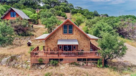 Rustic BLUEBONNET CABIN with Views-Near Hidden Falls Park-2 acres, 2 min to lake