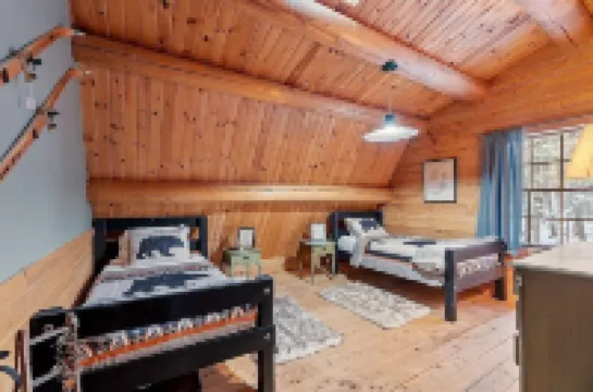 Private cabin on 3Acres with private hot tub! Lake access, Skiing, Snowmobiling!