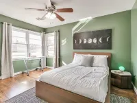 Vibrant 3 bed 1.5 bath home that's close to everything in OKC!!! Hotels in The Village