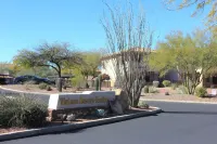 Cozy ground level resort style condo, w/ heated pool/hot tub, gym and discounts!