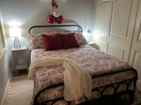 COZY PRIVATE COTTAGE CLOSE TO THE LAKE