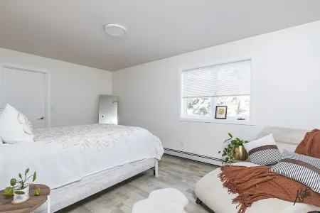 Entire 2BR 1Bath Apt “The Downtown Deneege” Отели рядом с достопримечательностью «Заказник Френдс оф Кримерс Филд эт Кримерс Филд Мигратори Уотерфоул»