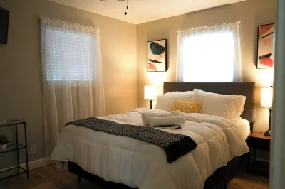 The Cozy Corner, Family Friendly, Game Room + WiFi Отели рядом с достопримечательностью «Уолкинг Трейлс - Саутерн Грэйт Плейнс Ресерч Стейшен»