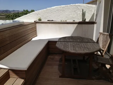 Au Calme, Jacuzzi vue mer à 200 Mètres de la Plage Отели в г. Йер