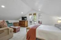 Newly Remodeled Upscale Downtown Guest Cottage - 1br loft - Sleeps 6