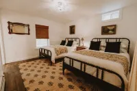 Antique charm 8 minutes from Stratton slopes!