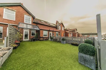 Lovely Large St Annes Maisonette with Roof Garden