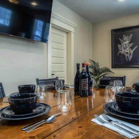 Rose Street Retreat- 2 blocks from downtown- Dog Friendly