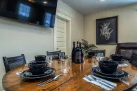 Rose Street Retreat- 2 blocks from downtown- Dog Friendly