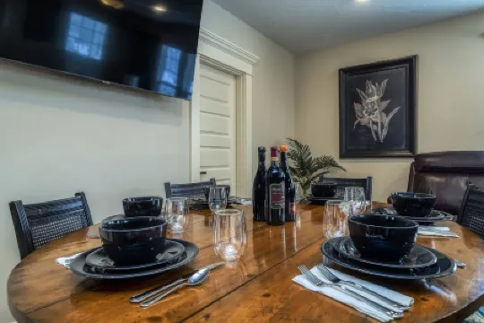 Rose Street Retreat- 2 blocks from downtown- Dog Friendly