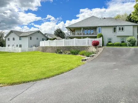 FULLY LOADED - hot tub - pool table - arcade games - 10 min from Downtown WW