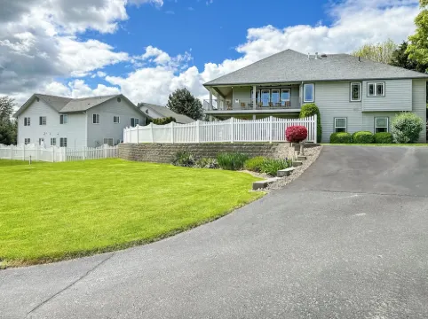 FULLY LOADED - hot tub - pool table - arcade games - 10 min from Downtown WW