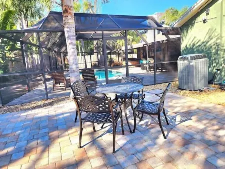 Tampa Vacation Home - 3BR 10 PPL - Pool