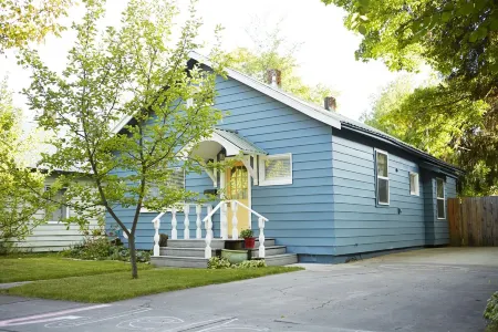 Cozy & Clean Home 2 blocks to Downtown, 3.5 mi. to base of Schweitzer!