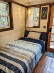 Tiny House~Creeks & River Nearby