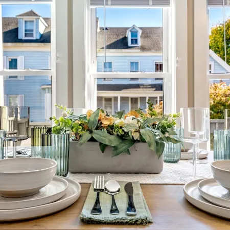 The Downtown Den - King Bed, Dog Friendly, Fire Pit, Parking, Family Friendly