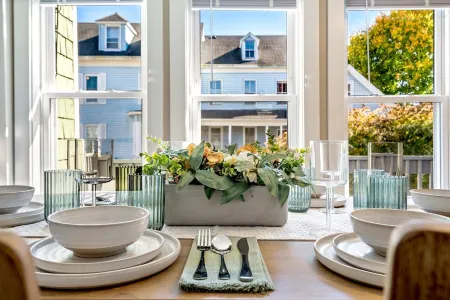 The Downtown Den - King Bed, Dog Friendly, Fire Pit, Parking, Family Friendly