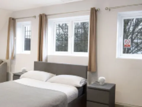 Big Loft in the Heart of Cheam Village (35 min from London City) โรงแรมในSutton