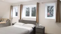 Big Loft in the Heart of Cheam Village (35 min from London City) Hotels near The Grove