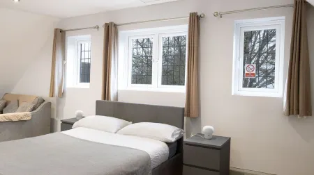 Big Loft in the Heart of Cheam Village (35 min from London City)