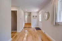 Cozy 3-Bedroom Cottage, Near the Lake