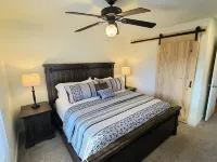 River Front-Waterfalls-Outdoor Fireplace-WiFi Hotels near Johnson Creek RV Resort & Park