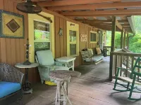 Cona LaPrade Cabin - located next to LaPrade's Marina on beautiful Lake Burton.