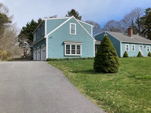 Cozy apartment in a quiet wooded neighborhood, just 2 miles from Nauset Beach. Hotels in Orleans