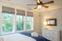 Cozy outdoor living - 10-minute walk to harbor village and ferry terminal.