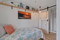 Blue Zone Bungalow! 150 yards to the beach & close to cafes!