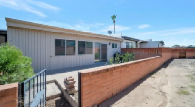 Entire 1500 sqft 2bed 2bath access to the pool don't be cramped in a room!