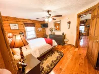 Relax @ Mt. Melody Log Cabin. Brand New Hot Tub and Masterbath. by Trout Stream