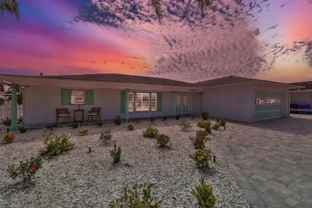 Spacious waterfront home in Apollo Beach w/ private swimming pool and boat dock. Отели в г. Apollo Beach