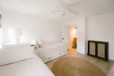 Newly remodeled condo on Wrightsville Beach steps away from the ocean! Hotel di 