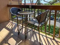 3 minutes walk to the beach. Nearby shopping and restaurants