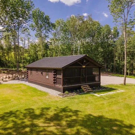 Cozy 2-Bedroom Cabin - 10 Minutes to Camden!