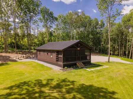 Cozy 2-Bedroom Cabin - 10 Minutes to Camden!