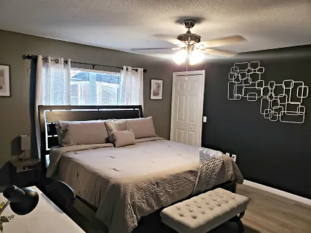 New! 4-bedroom/Pool/Jacuzzi/ PGA Top Golf Course