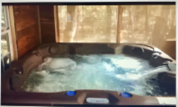 Angeltom Cabin & RV:20 Acre Woods - >16 pip + Jacuzzi + treehouse + UTV + 2ponds