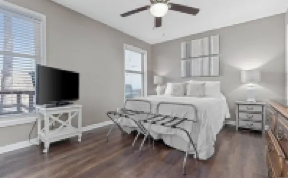 Lakefront with kayaks and private dock.  Pet friendly, nearby dog park