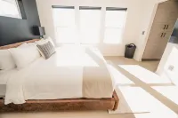 NEW- Modern Home Close to Downtown - Hot Tub!