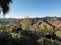 Spacious 3-bedroom/ 2 bath apartment in Topanga Hills with AC