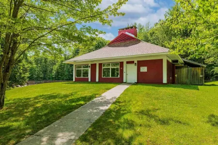 Snow Mountain Lodge- 6 Miles from Mt Snow. Ski, Indoor Pool, Golf, Hike, Relax!