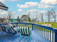 Front Porch & Balcony overlooking Park/Lake Erie! Cedar Point, Fishing & Beach! Hotels in Huron