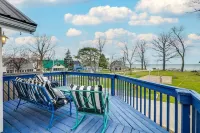 Front Porch & Balcony overlooking Park/Lake Erie! Cedar Point, Fishing & Beach! Hotels in Huron