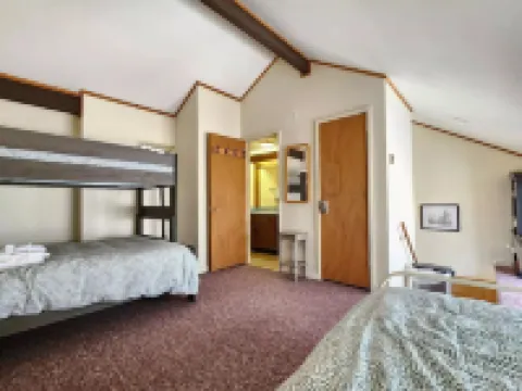 2 Bed/2Bath White Mtn treetop Townhome across from Loon w views,pool & shuttle 林肯酒店