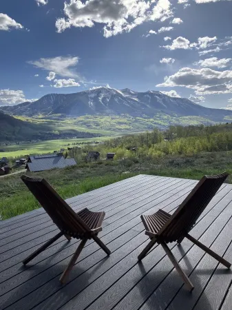 Modern wood cabin with Mountain Views