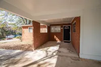 Rustic and Serene Home, 3BR, King Bed, Near RAFB